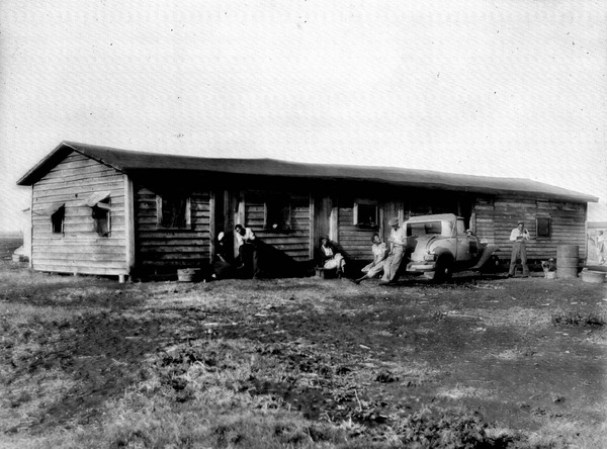 Vivienda para los trabajadores agricolas inmigrantes negros. Lake Harbor, Florida, 1939.