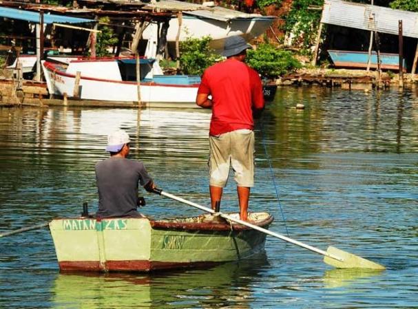 Pescador en el río Yumurí, Matanzas.