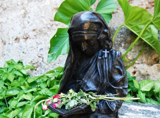 Figura de bronce de la Madre Teresa en el casco histórico de La Habana.