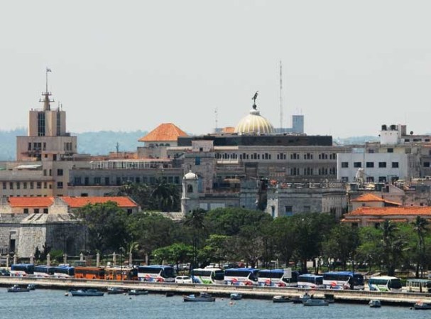 Edificios historicos en la bahía de la capital cubana.