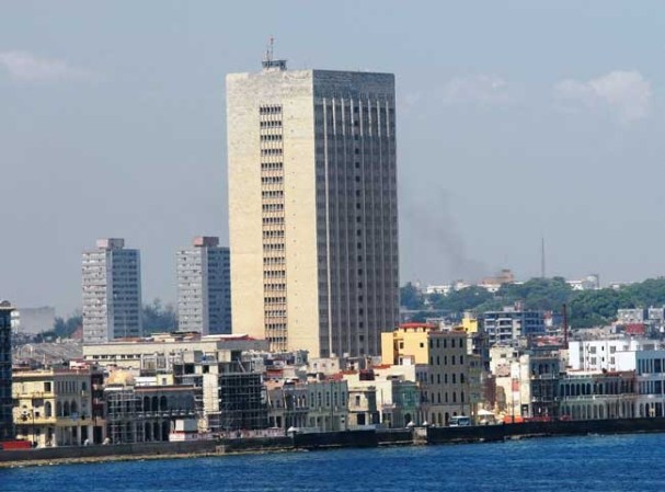La Habana vista desde el Morro con el hospital Hermanos Ameijeiras.