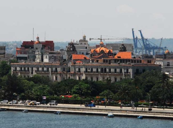 Vista de La Habana, con el viejo seminario San Carlos.
