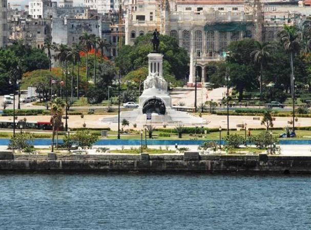 El monumento a Máximo Gómez a la entrada del túnel de la bahía.