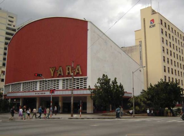 El Cine Yara, con el ICRT al fondo.