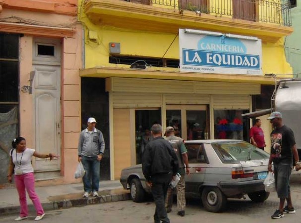 La carnicería La Equidad, sólo en moneda dura.