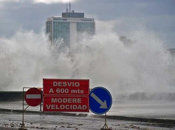 13 DE DICIEMBRE, 2010: Las olas inundan parcialmente el Malecón habanero.
