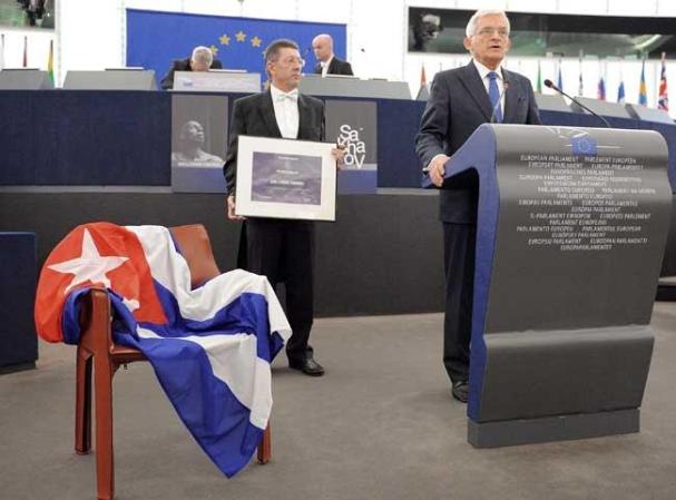 14 DE DICIEMBRE, 2010: La Unión Europea entrega, en ausencia, el premio Sajarov de Derechos Humanos al opositor Guillermo Fariñas, que no obtuvo permiso para salir de Cuba.