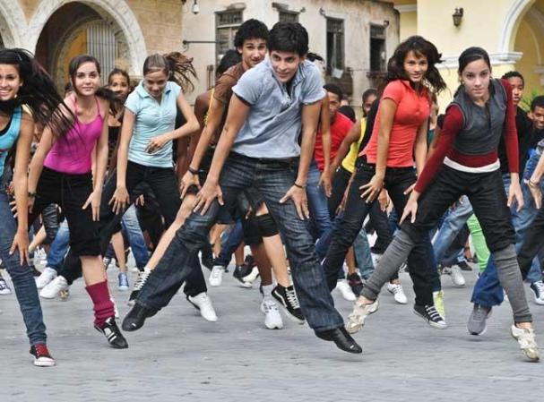 20 DE NOVIEMBRE, 2010: Estudiantes cubanos realizan un baile espontáneo en conmemoración de la UNICEF, en una plaza de La Habana.