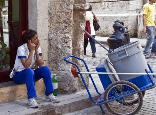 23 DE NOVIEMBRE, 2010: El descanso de una recogedora de basura.