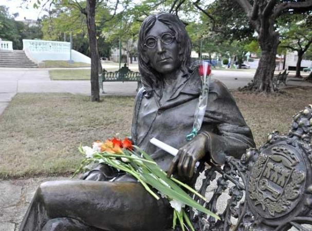 8 DE DICIEMBRE, 2010: La estatua de John Lenon en La Habana recibe un homenaje al conmemorarse el trigésimo aniversario de su asesinato.