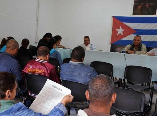 9 DE DICIEMBRE, 2010: Cubanos debaten las reformas al sistema económico propuestas por el régimen cubano.