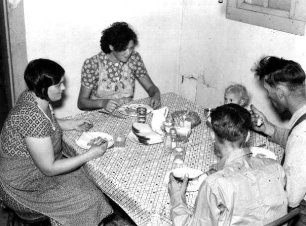 Familia de inmigrantes cenando, 1939.