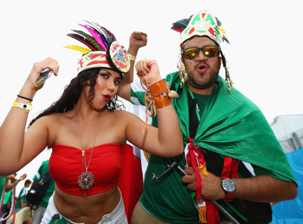 Los fans del partido de México contra Brasil también fueron parte del espectáculo.