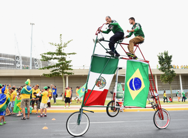 Los fans del partido de México contra Brasil también fueron parte del espectáculo.