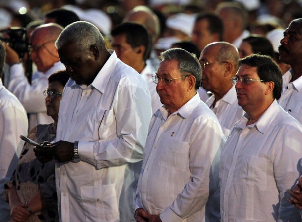 DEL 22 AL 29 DE MARZO, 2012: La plana mayor del comunismo cubano durante la misa papal en Santiago de Cuba, el 26 de marzo.