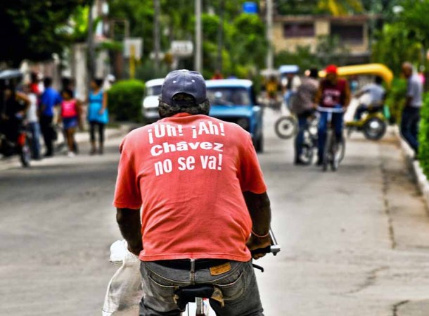 3 DE ENERO DE 2013: Un ciclista se pasea por las calles de La Habana con una camiseta en favor del presidente Hugo Chávez, mientras el mandatario venezolano intenta recuperar su delicada salud en Cuba.