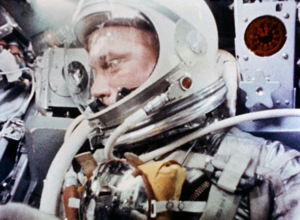 Feb. 20, 1962, astronauta John H. Glenn, Jr., primer americano en orbitar la Tierra.