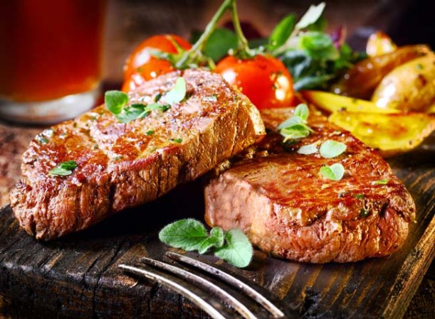 La carne es una buena opción para ingerir hierro, el cual ayuda a la disminución de la sensación de cansancio. Se recomienda un aporte de hierro de 45 miligramos al día.