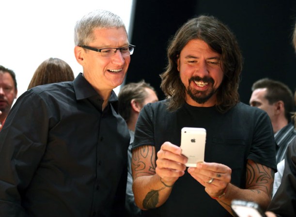 Tim Cook, CEO de Apple, y Dave Grohl, de Foo Fighters, miran el nuevo teléfono, que de seguro será una sensación para los amantes de los productos Apple.