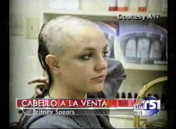 Como si se tratara de un paquete promocional, en la venta también se incluye la bebida energética que la cantante estaba ingiriendo cuando se rapó el pelo ella misma, el rasurador que usó y un encendedor de su propiedad.