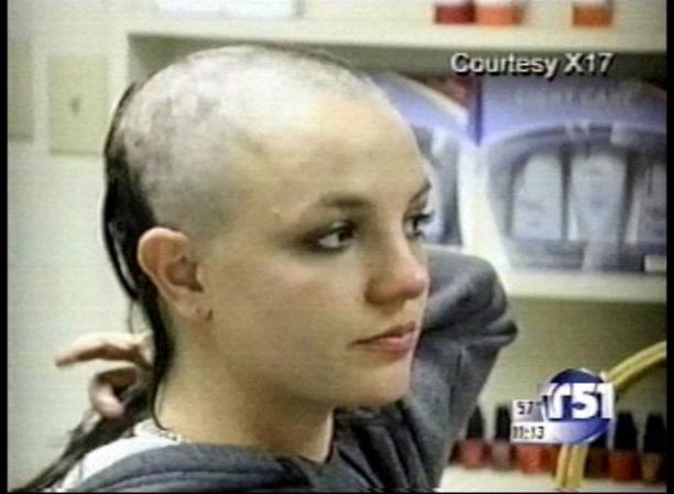 La peluquera Esther Tognozzi, propietaria de Esther's Hair Studio, dijo que el viernes por la noche se apareció Britney Spears en su establecimiento y que parecía estar "con la mente en otra parte".