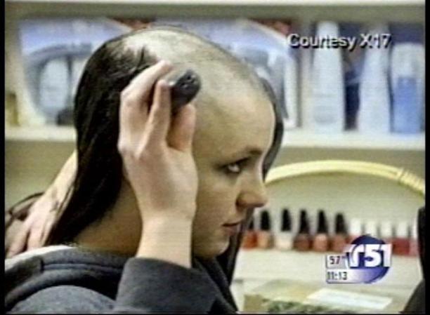Le pidió que le cortara el pelo al rape pero ella se negó a hacerlo, con lo que la artista agarró un rasurador y se lo cortó ella misma.