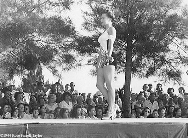 Rose Farrell Taylor en un concurso de belleza en Hialeah, Florida, el 4 de julio de 1944.