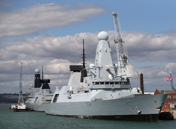 12 DE AGOSTO, 2013: El HMS Illustrious sale del puerto de Portsmouth en Inglaterra con destino al Mediterráneo.