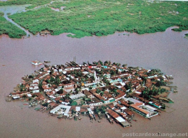 Se trata de una isla pequeña, de aproximadamente 400 metros de diámetro. Su forma, casi redonda, sorprende a quienes la admiran a lo lejos.
