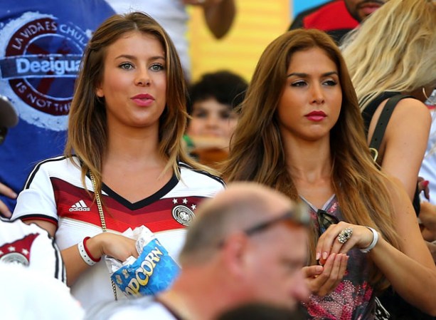 Montana Yorke, novia de Andre Schuerrle (Alemania), y Ann-Kathrin Brommel, novia de Mario Gotze (Alemania).