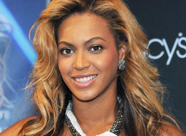 Beyonce Knowles. <br />Unos labios carnosos y bien formados no necesitan más que un toque de brillo incoloro para lucirse en todo su esplendor. Si no lo crees, mira el maquillaje impecable de Beyonce.