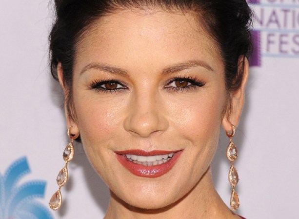 Catherine Zeta Jones<br /> Tiene ese tipo de labios que no son excesivamente carnosos pero que tienen una bella forma. Catherine los luce bien delineados, aunque la nueva tendencia para los labios es un efecto más bien difuminado, casi una mancha borrosa.