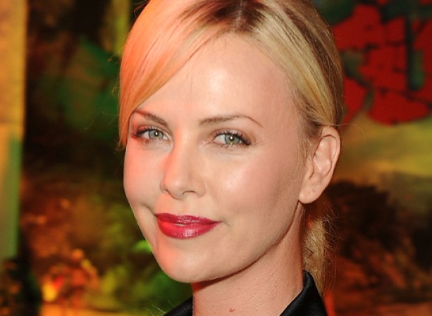Charlize Theron<br />Esta rubia de mirada angelical y talentosa actriz tiene unos bellos labios, en este caso de un intenso color rojo. ¿Un clásico de la temporada? Un blazer estilo esmoquin y unos labios muy rojos como punto focal de tu maquillaje.