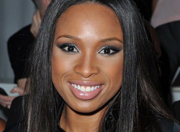 Jennifer Hudson<br /> Esta morena que ha logrado una silueta envidiable y está más bella que nunca, es además dueña de unos labios espectaculares. Ella los contrastó muy bien con sus ojos ahumados en tonos metalizados usando un brillo rosa pálido.