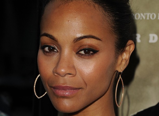 Zoe Saldana<br /> Solemos ver a la bella de Avatar con un maquillaje que tiene los ojos como centro de atención. Ya sea a través de la técnica de ojos ahumados o con un delineado muy marcado como en este caso. Los labios están siempre naturales, aquí de un color rosa pálido con brillo.