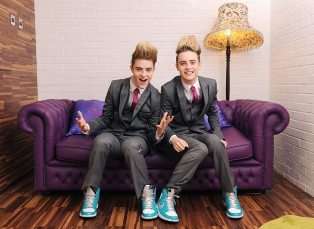 John y Edward Grimes son un dueto de rap pop de Irlanda. Muchos educadores sugieren que los gemelos estudien en salones de clases diferentes para que desarrollen su personalidad individual. Aunque otros dicen que no es necesario.