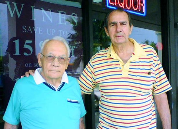 Los entrenadores retirados de Hialeah High School, Mike Feduniak y Chuck Mrazovich en una fotografía tomada en el 2008.