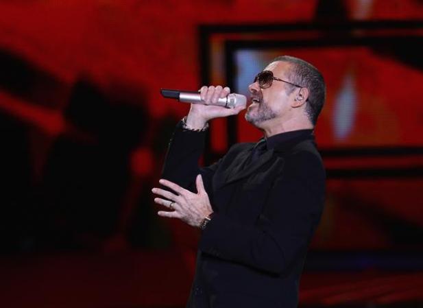 Al cantante George Michael le atrae el sexo con desconocidos, y ha pagado un alto precio por ello. En 1998 fue detenido en un baño público de Beverly Hills, California, acusado de pedirle una relación sexual a un agente de la policía encubierto.