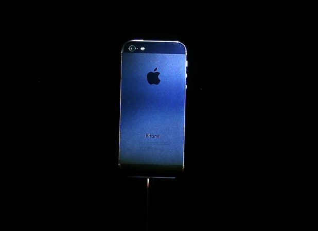 El iPhone 5 es 20% más liviano, 112 gramos.