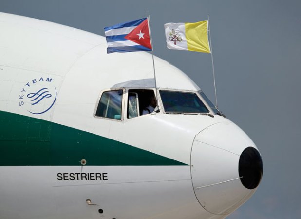 DEL 22 AL 29 DE MARZO, 2012: El avión que trae al Papa desde Santiago de Cuba llega a La Habana el 28 de marzo.