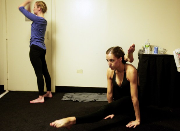 Los atletas del yoga hacen ejercicios de calentamiento antes de presentarse ante el público.
