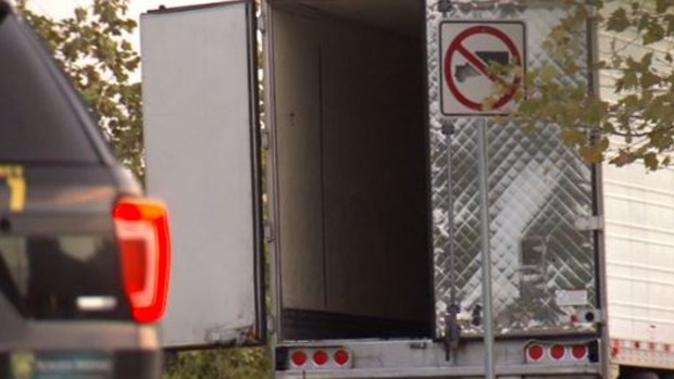 Horror: hallan cadáveres hacinados dentro de un camión