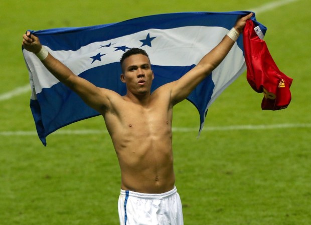Arnold Peralta exhibe orgulloso la bandera de su país.