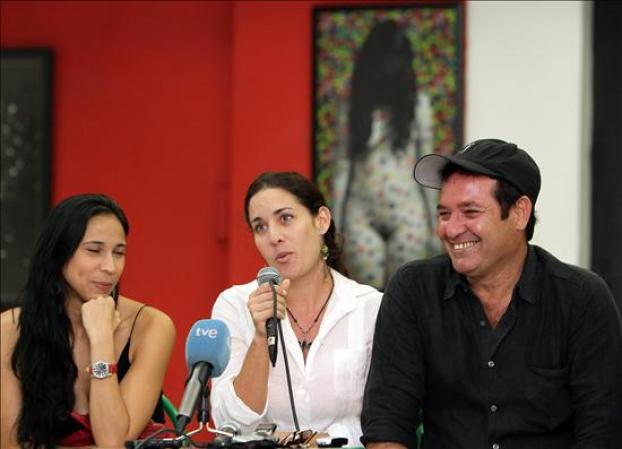 La actriz cubana Dailenys Fuente y el actor y director cubano Jorge Perugorría y la actriz Yuliet Cruz participan en la presentación de la película Se Vende en La Habana