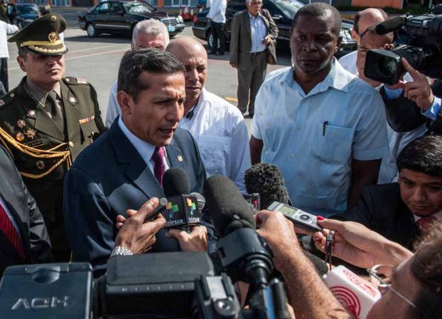 11 DE ENERO: El presidente peruano Ollanta Humala habla con los periodistas a su llegada a La Habana para una visita oficial al país.