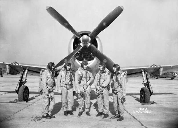 Foto de1945 de los pilotos de pruebas Mel Gough, Herb Hoover, Jack Reeder, Steve Cavallo and Bill Gray parados frente el P-47 Thunderbolt.