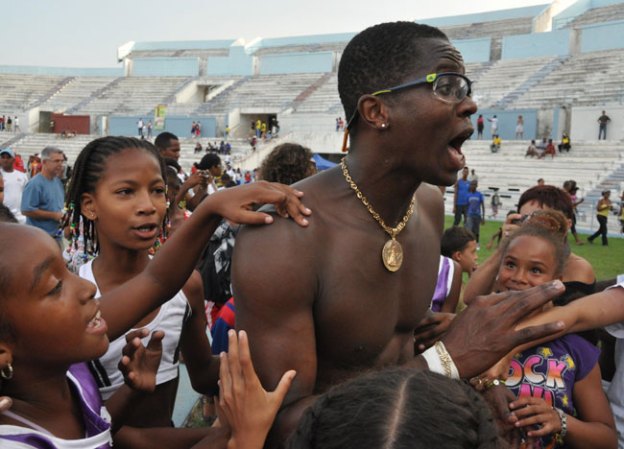 27 DE MAYO, 2012: El corredor Dayron Robles (medalla oro en Pekín,110 metros valla), es admirado durante una competencia internacional en La Habana.