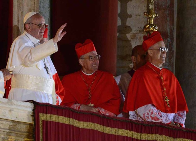 Bergoglio nació el 17 de diciembre de 1936 en la capital argentina, en el seno de un matrimonio de italianos formado por Mario Bergoglio, un empleado ferroviario, y Regina.