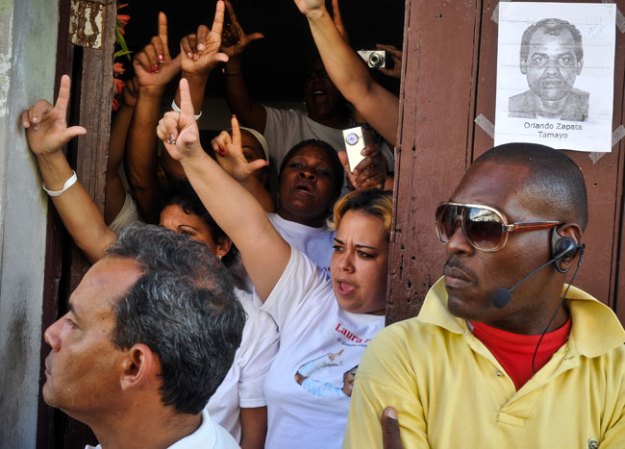 23 DE FEBRERO, 2012: Las Damas de Blanco conmemoran (como pueden y como las dejan) el segundo aniversario de la muerte en la cárcel del opositor Orlando Zapata.