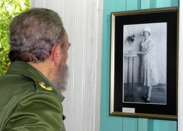 Castro contempla un retrato de su madre, durante una visita a su pueblo natal en el 2003.